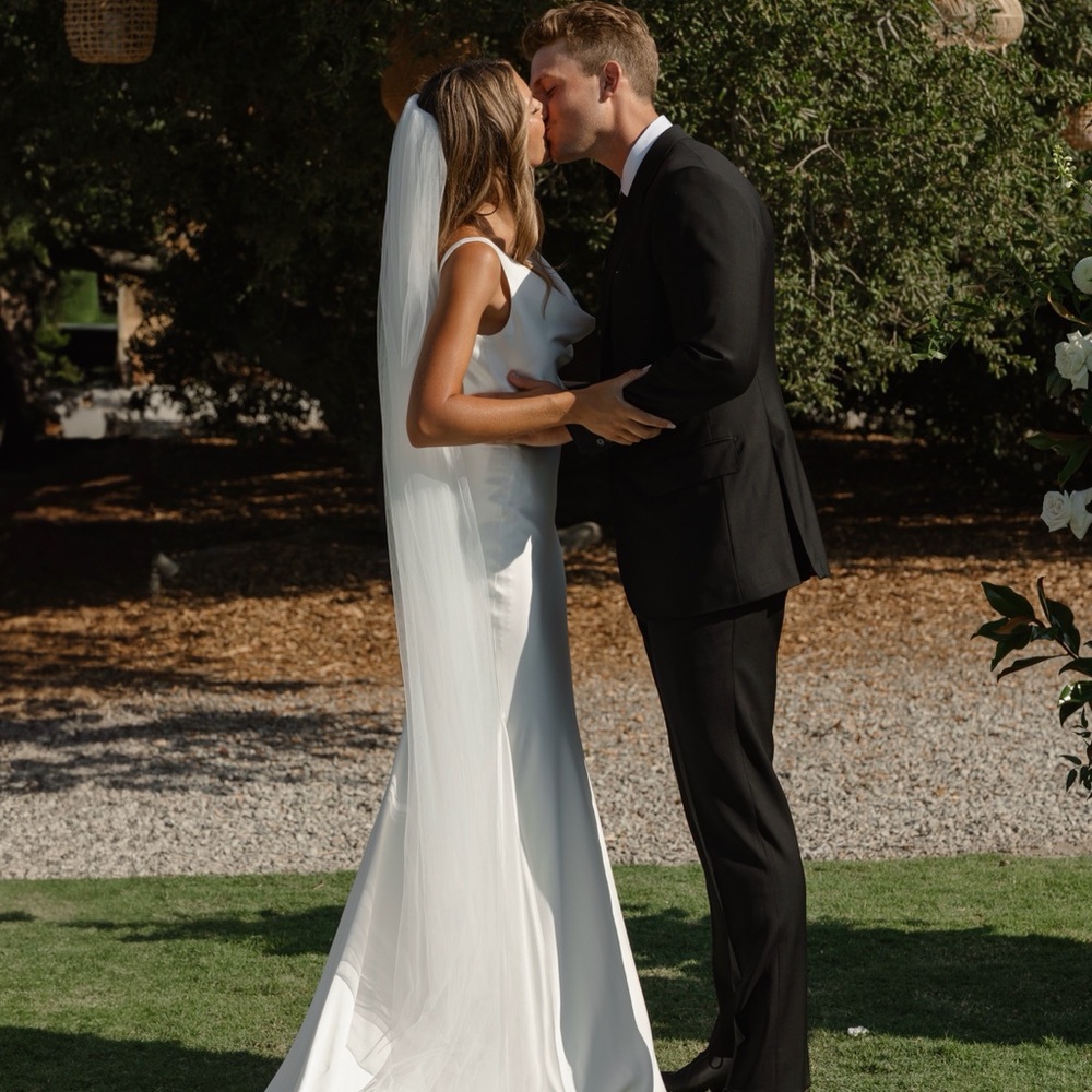 Atelier Pronovias - Sunray Wedding Dress with Pearl Buttons - Picture 2 of 6
